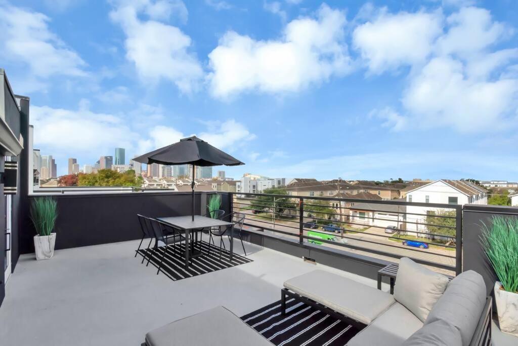 The Suite Spot! Downtown Skyline Views! Sleeps 12 Houston Eksteriør bilde