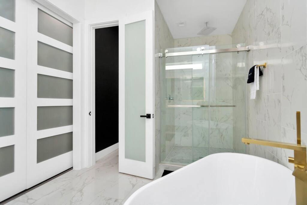 The Suite Spot! Downtown Skyline Views! Sleeps 12 Houston Eksteriør bilde