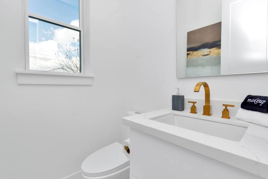 The Suite Spot! Downtown Skyline Views! Sleeps 12 Houston Eksteriør bilde