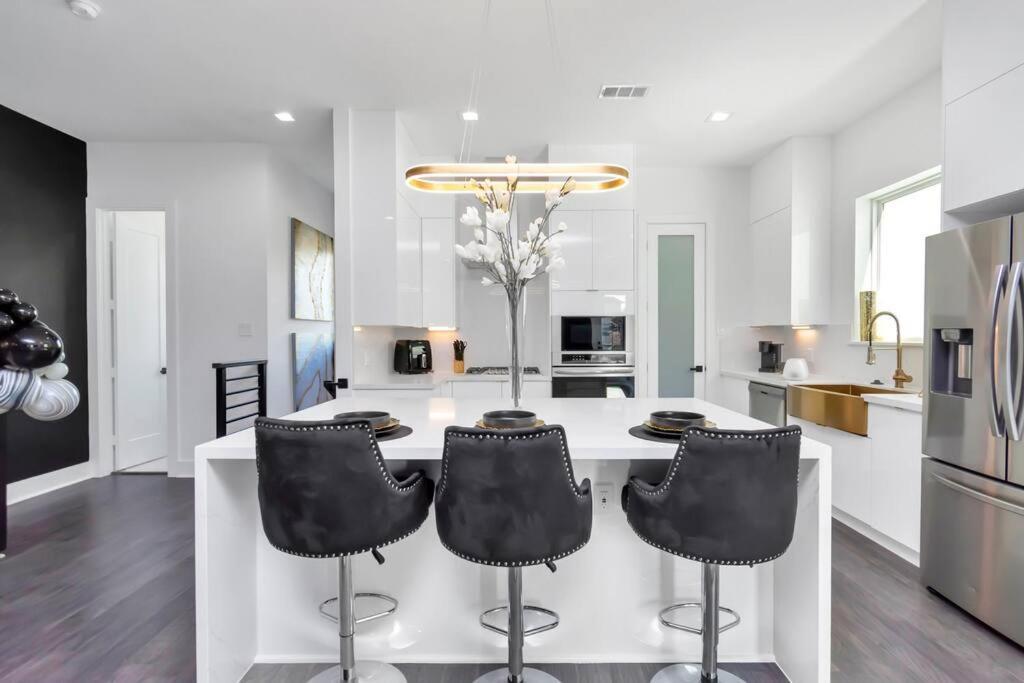 The Suite Spot! Downtown Skyline Views! Sleeps 12 Houston Eksteriør bilde