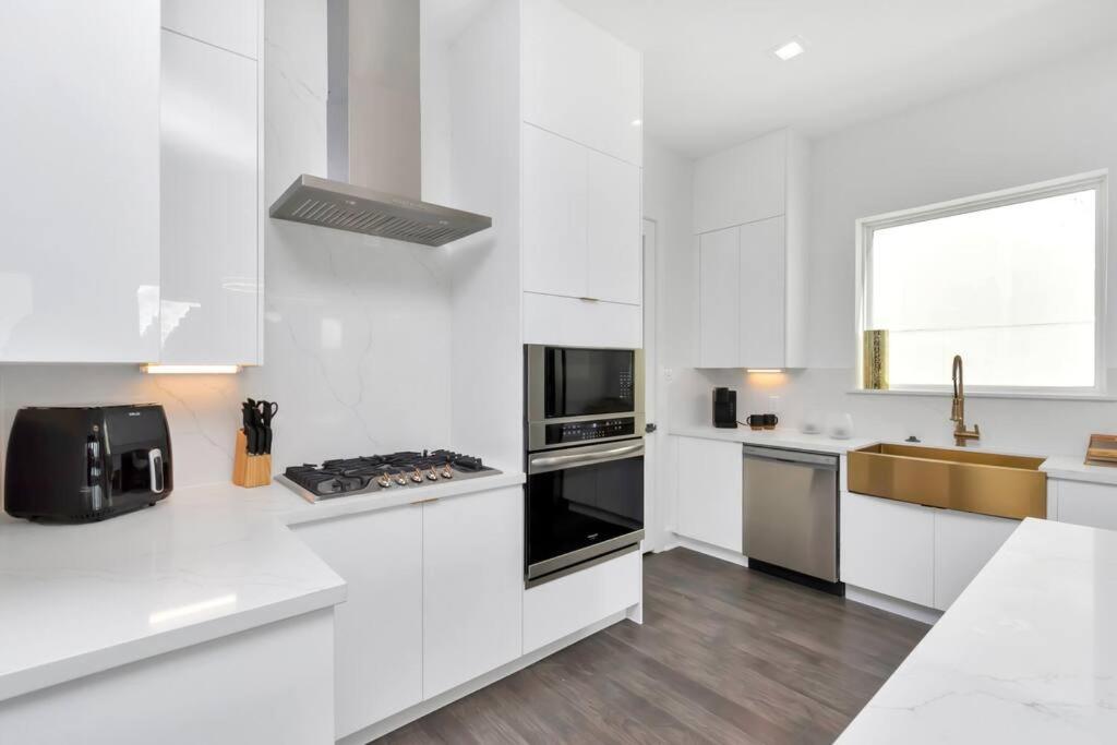 The Suite Spot! Downtown Skyline Views! Sleeps 12 Houston Eksteriør bilde