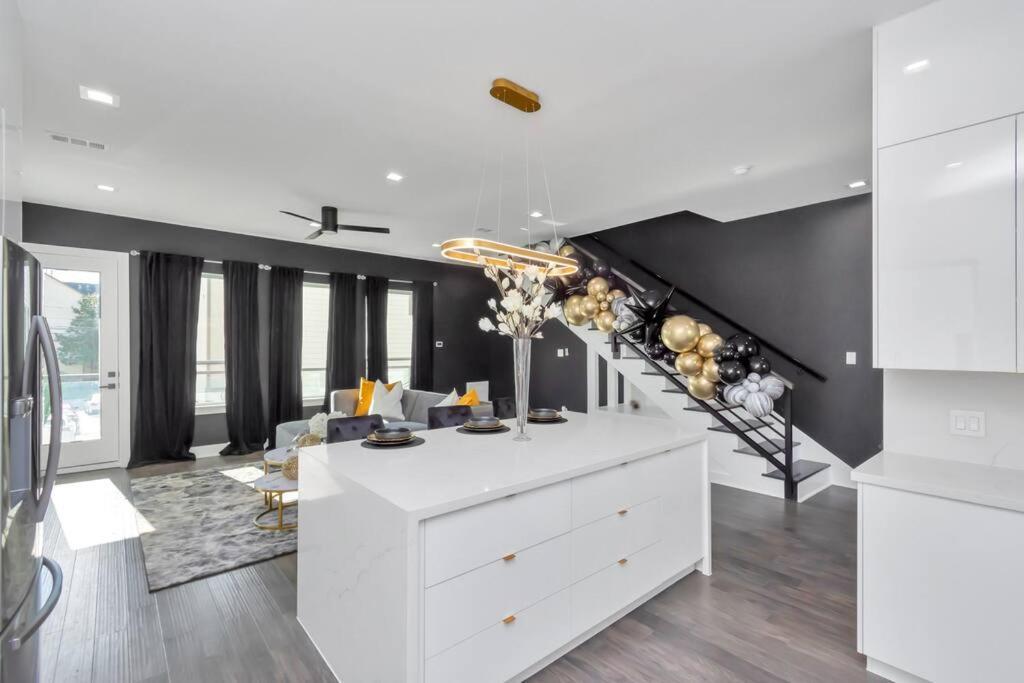 The Suite Spot! Downtown Skyline Views! Sleeps 12 Houston Eksteriør bilde
