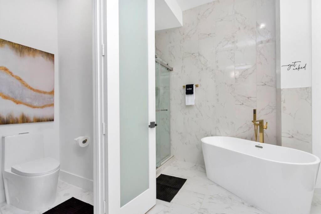 The Suite Spot! Downtown Skyline Views! Sleeps 12 Houston Eksteriør bilde