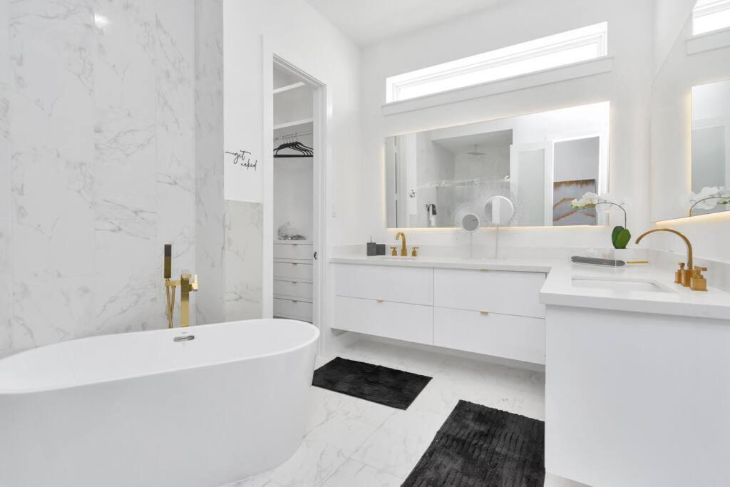 The Suite Spot! Downtown Skyline Views! Sleeps 12 Houston Eksteriør bilde