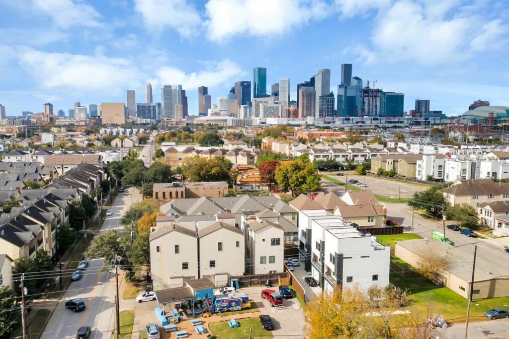 The Suite Spot! Downtown Skyline Views! Sleeps 12 Houston Eksteriør bilde