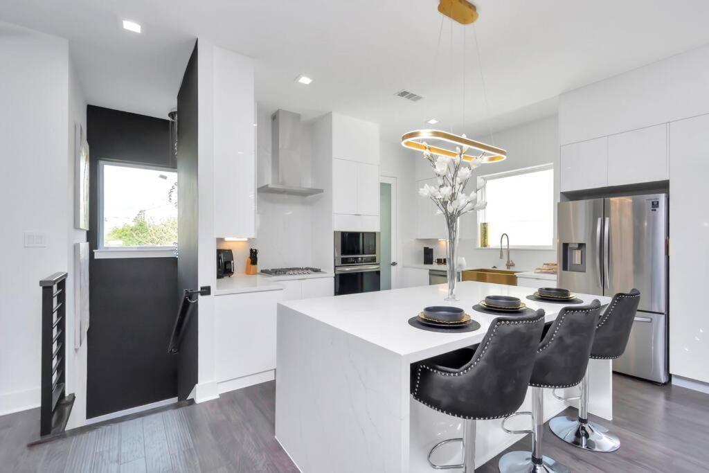 The Suite Spot! Downtown Skyline Views! Sleeps 12 Houston Eksteriør bilde