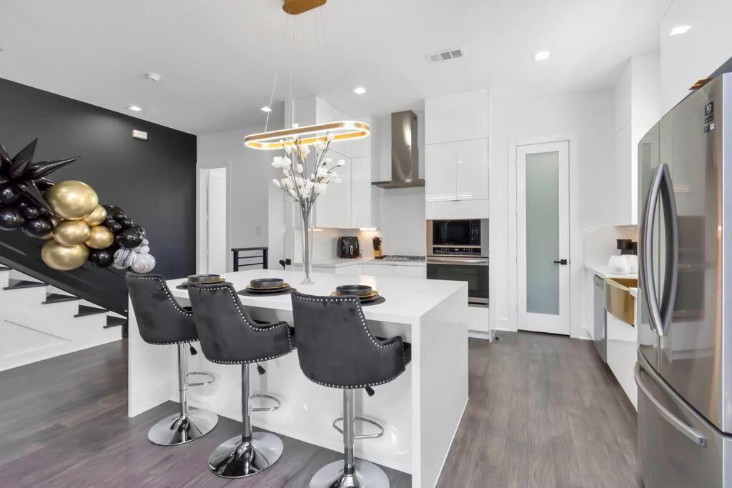 The Suite Spot! Downtown Skyline Views! Sleeps 12 Houston Eksteriør bilde